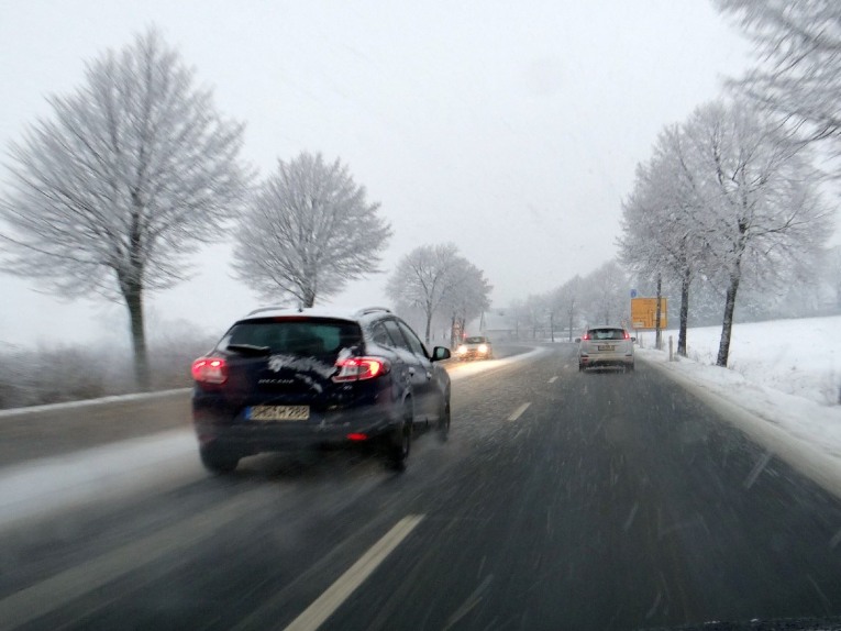 Pkw auf Strasse mit Eis und Schnee