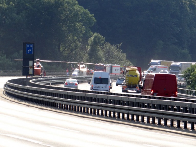 Strassenverkehrssituation - Fahrzeuge auf der Autobahn